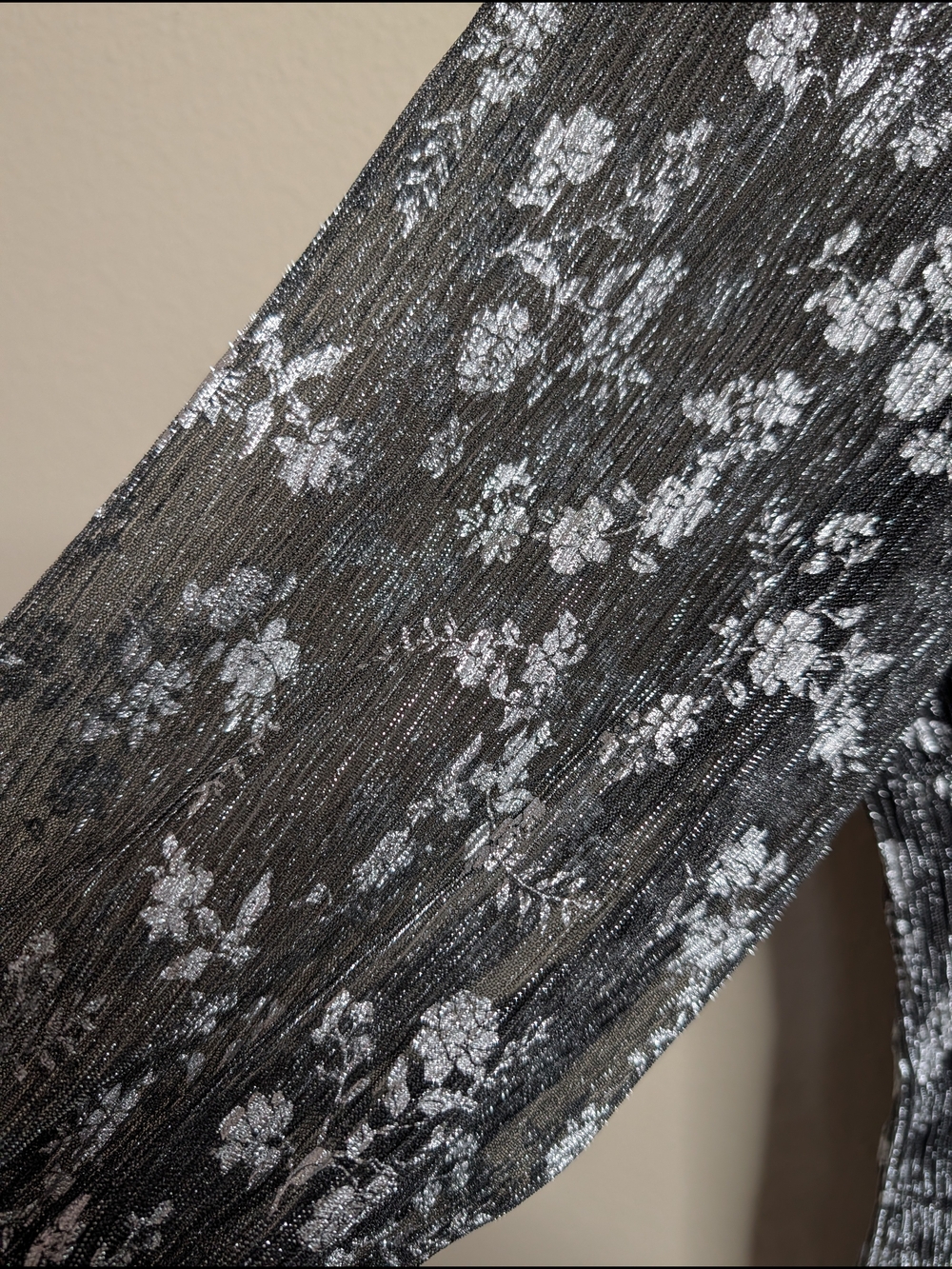 Poppi Metallic Floral Top NWT Size 3X Black Silver Lurex Bell Sleeve V Neck - Picture 4 of 9